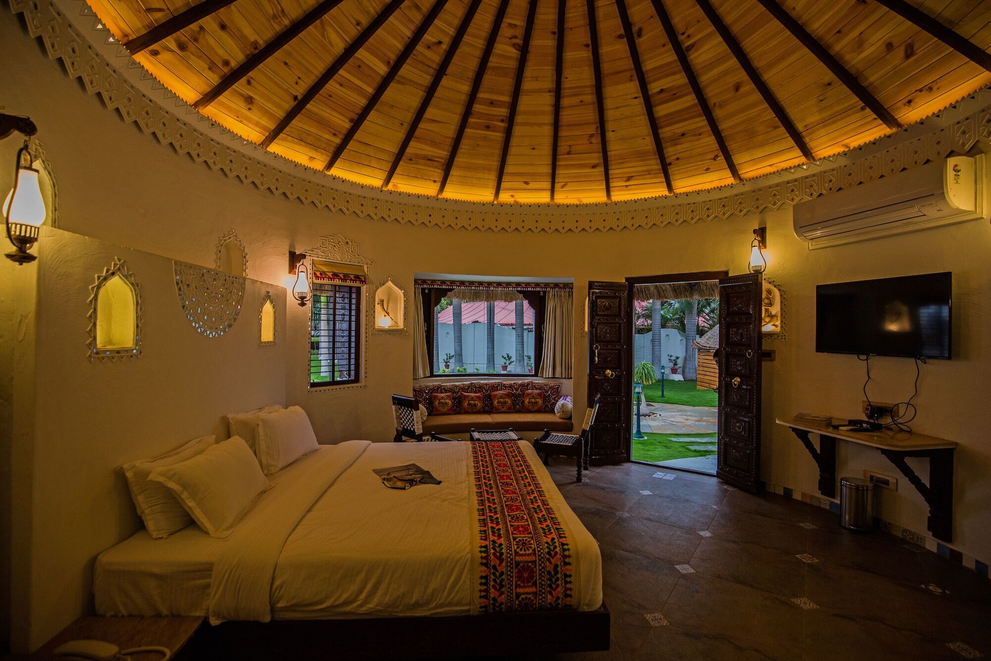 Nirali Resorts ラージコート エクステリア 写真